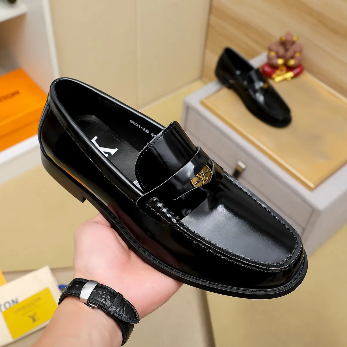 Men's shoes 460 💰 Louis Vuitton LV ® 🆕 model 🔛 full shoe counter, first layer cowhide, 🐂leather lining casual shoes for men, super soft outsole, a must-have for driving. Synchronized with the counter, original first layer cowhide, completely 1:1 mold customization 🌹 top version, color optional! Number: 38-44 (45.46 customized)